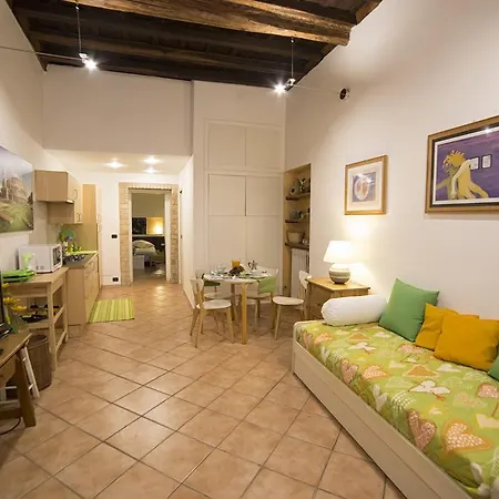 Coliseum Apartment *