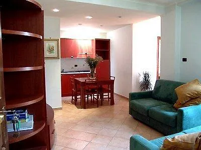 Sandra Hotel *