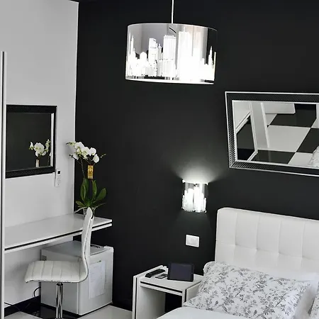 Bed & Breakfast Black & White G&g