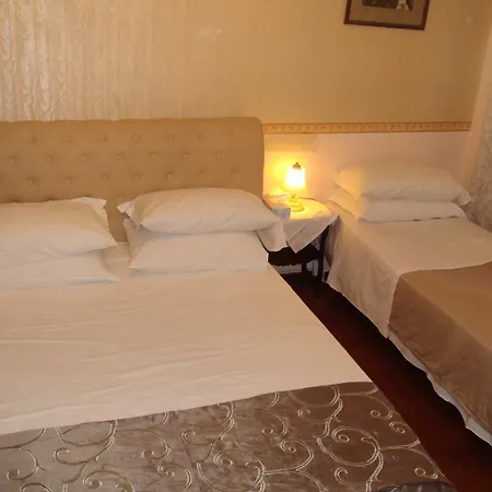 La Vie Est Belle Apartment