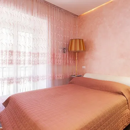 Holiday Magenta Apartment
