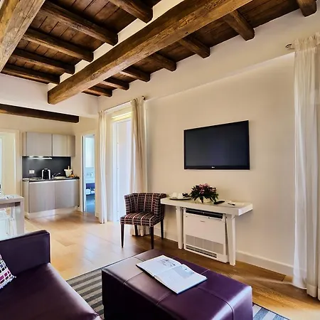 מלון Trevi Palace Luxury 4*