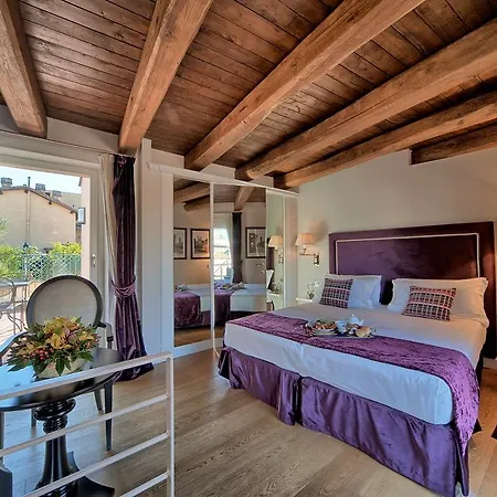 Отель Trevi Palace Luxury