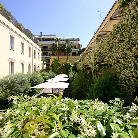 מלון Ateneo Garden Palace