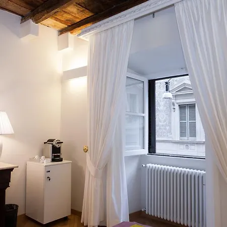 Domus Spagna Capo Le Case Bed & Breakfast