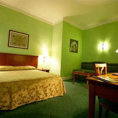 מלון Ateneo Garden Palace 4*
