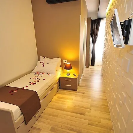 Living 2* Rome