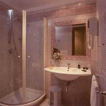 Serena Srl 3* רומא