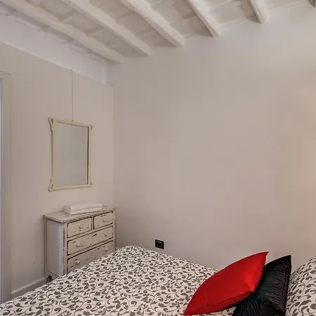 Campo De' Fiori Stylish White Apartment Rome