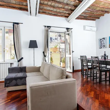 Pantheon Square Family Apartment