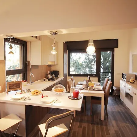 Eur Bright Spacious Terraced With Private Parking Only For Small Cars דירה *