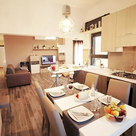 Eur Bright Spacious Terraced With Private Parking Only For Small Cars Διαμέρισμα