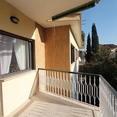 Eur Bright Spacious Terraced With Private Parking Only For Small Cars Apartament *