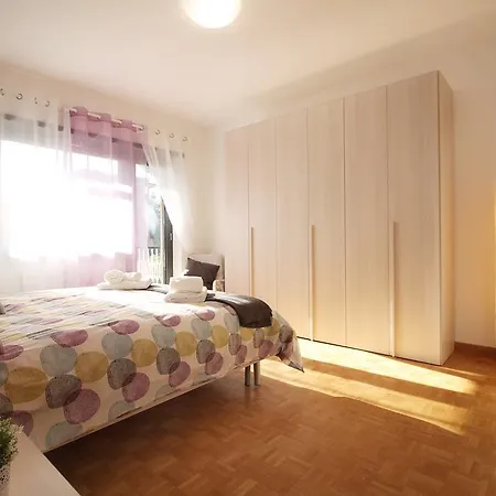 Eur Bright Spacious Terraced With Private Parking Only For Small Cars דירה