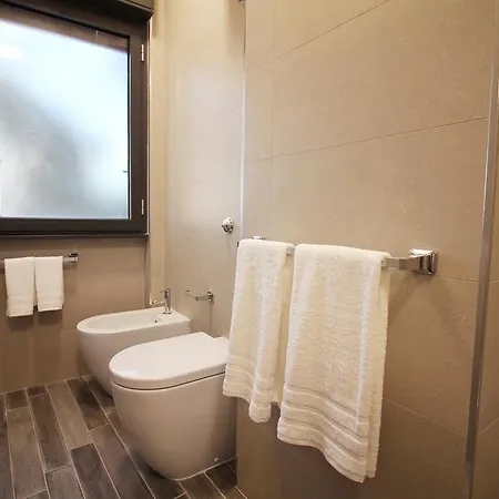 Eur Bright Spacious Terraced With Private Parking Only For Small Cars Apartament *