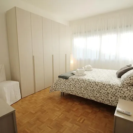 Eur Bright Spacious Terraced With Private Parking Only For Small Cars Rzym