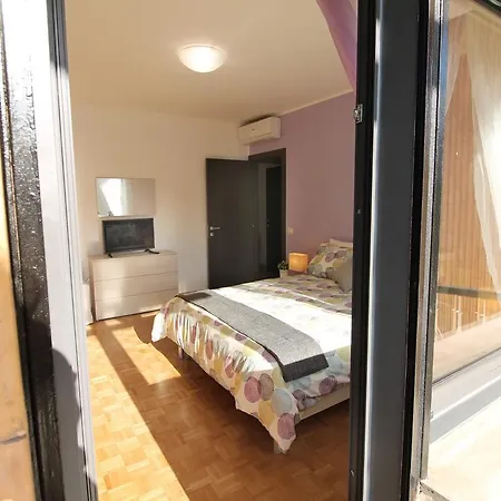 Eur Bright Spacious Terraced With Private Parking Only For Small Cars דירה רומא