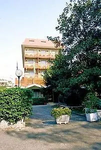 파인우드 롬 호텔 4*