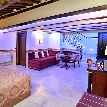 Hotel Pantheon 4*