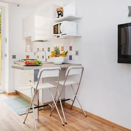 Cheap And Chic At Coliseum Apartment