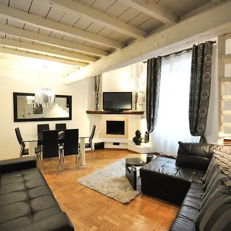 Holiday - City Center Apartment *