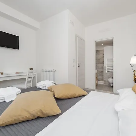 De Guestibus 2* Rome