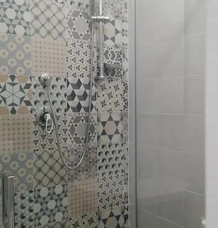 לינה וארוחת בוקר To *