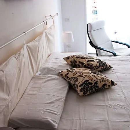 Flaneur Bed & Book Guest house