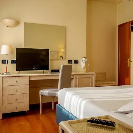 Western Globus Hotel 3*