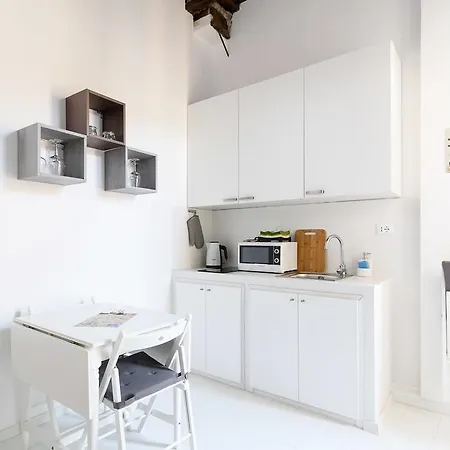 White Ostilia Apartment