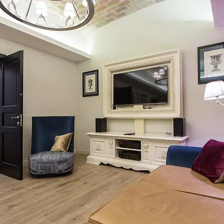 Rental In Rome Pinciana Deluxe Apartment