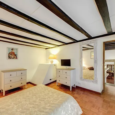 120 M2, 2 Yatak Odalı, 1 Banyolu , Navona Bölgesinde * Roma