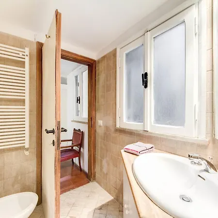 120 M2, 2 Yatak Odalı, 1 Banyolu , Navona Bölgesinde * Roma