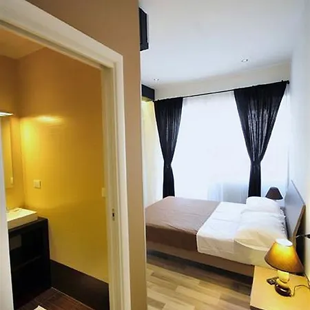 Living 2* Rome