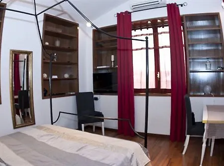 فندق مبيت وإفطار De' Fiori 2*