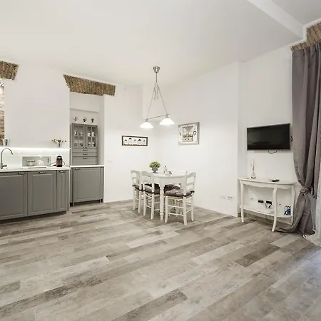 Awesome Duplex In Campo De' Fiori Area Apartment