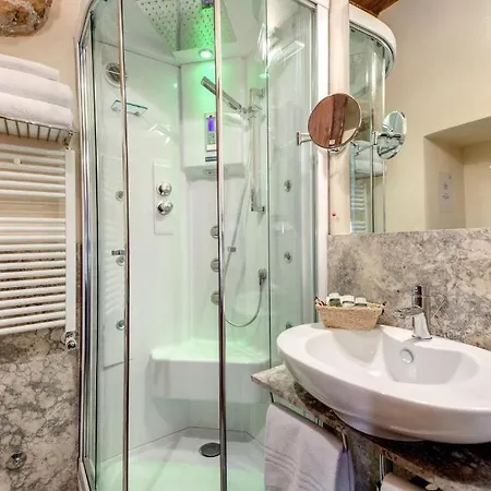 Alojamento de Acomodação e Pequeno-almoço Residenza Torre Colonna 4*