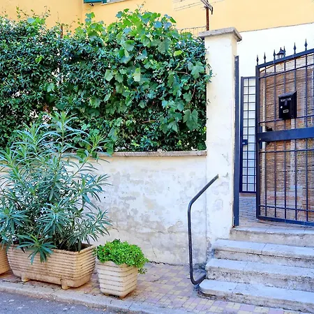 Colosseo With Garden *