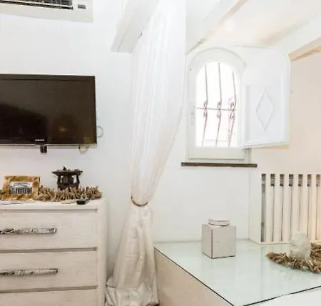Natural Pantheon Apartment