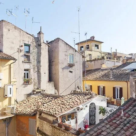 Vicolo De Renzi Trastevere