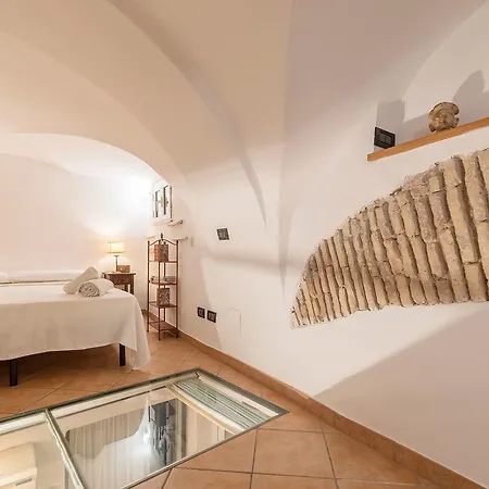 Sweet Little Near Pantheon Apartment