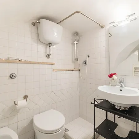 Sweet Little Near Pantheon Apartment *
