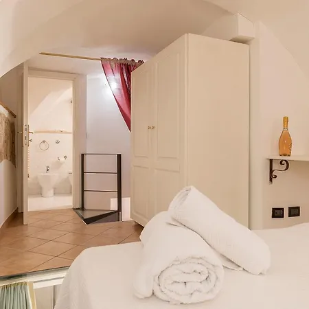 Sweet Little Near Pantheon Apartment