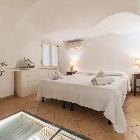 Sweet Little Near Pantheon Apartment