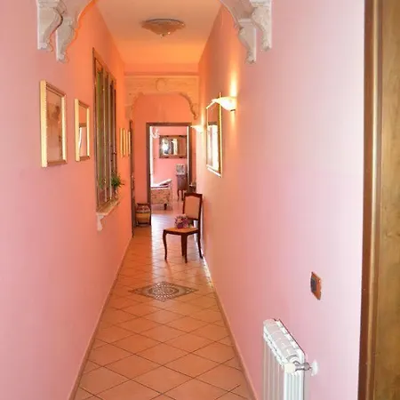 Bed & Breakfast Walls 3*