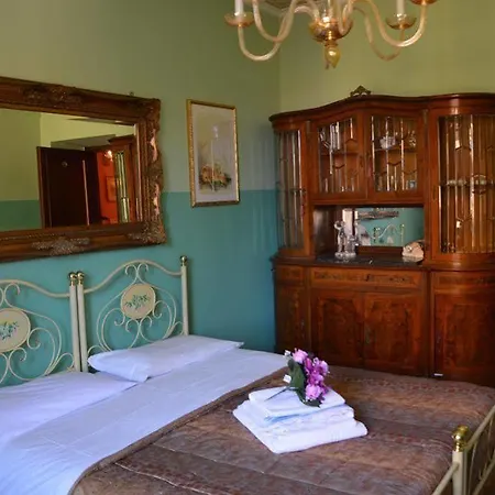 Bed & Breakfast Walls 3*