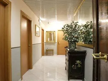 Lazzari מלון