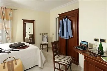 Hotel De Monti 2*