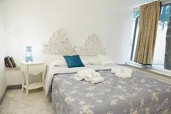 Bed & Breakfast Domus Dea 3*