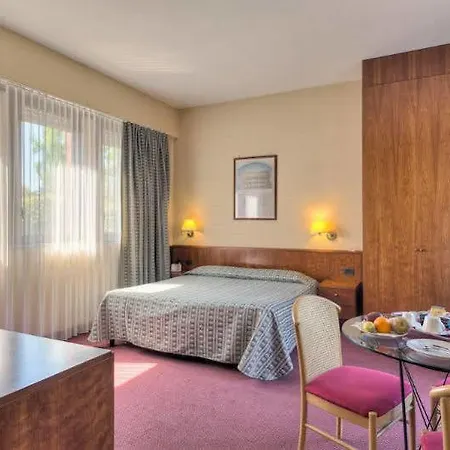Petra Hotel *